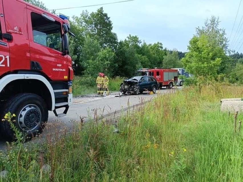 Czołowe zderzenie osobówek w miejscowości Wola Skrzydlańska. Kobieta straciła panowanie nad autem podczas wymijania