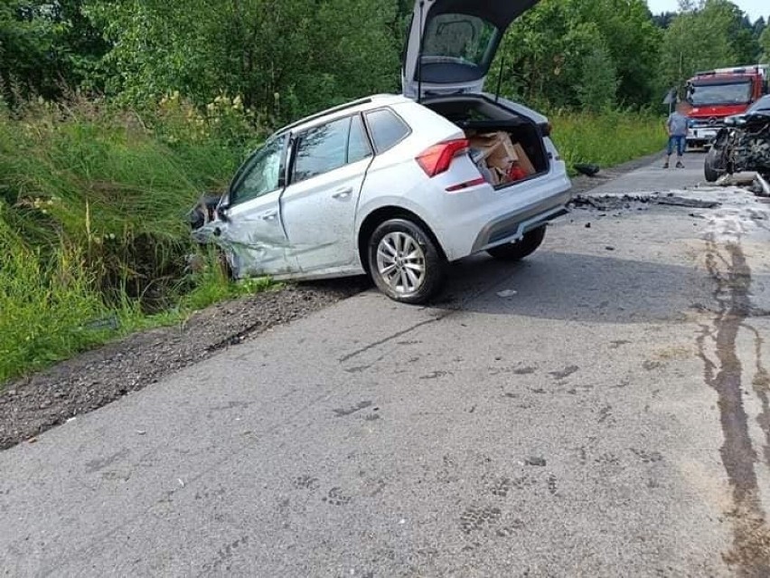 Czołowe zderzenie osobówek w miejscowości Wola Skrzydlańska. Kobieta straciła panowanie nad autem podczas wymijania