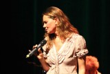 Ulewa „przeniosła” koncert Aleksandry Nieśpielak. Artystka zaśpiewała na Dużej Scenie Kieleckiego Centrum Kultur