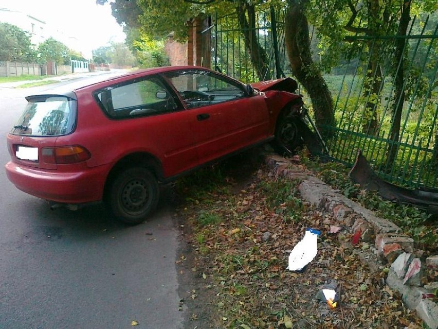 Policja w Jarocinie: Uderzył samochodem w płot i sobie...