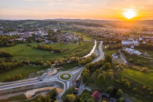 Obwodnica Tuchowa ma blisko 3 kilometry długości. W ramach inwestycji powstały trzy ronda, nowy most nad Białą i wiadukt na linią kolejową Tarnów-Krynica