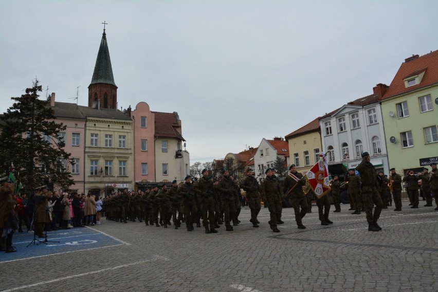 Żołnierze dobrowolnej zasadniczej służby wojskowej złożyli w...