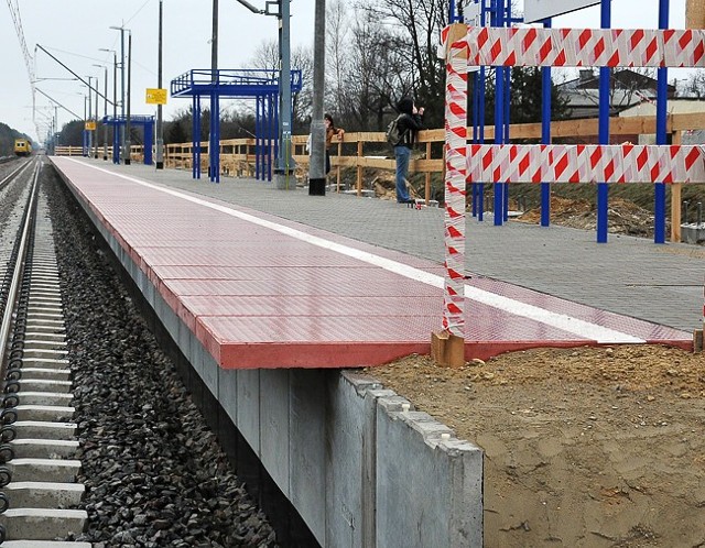 W ramach przebudowy linii ze Skierniewic do stolicy modernizowana jest stacja na Rawce