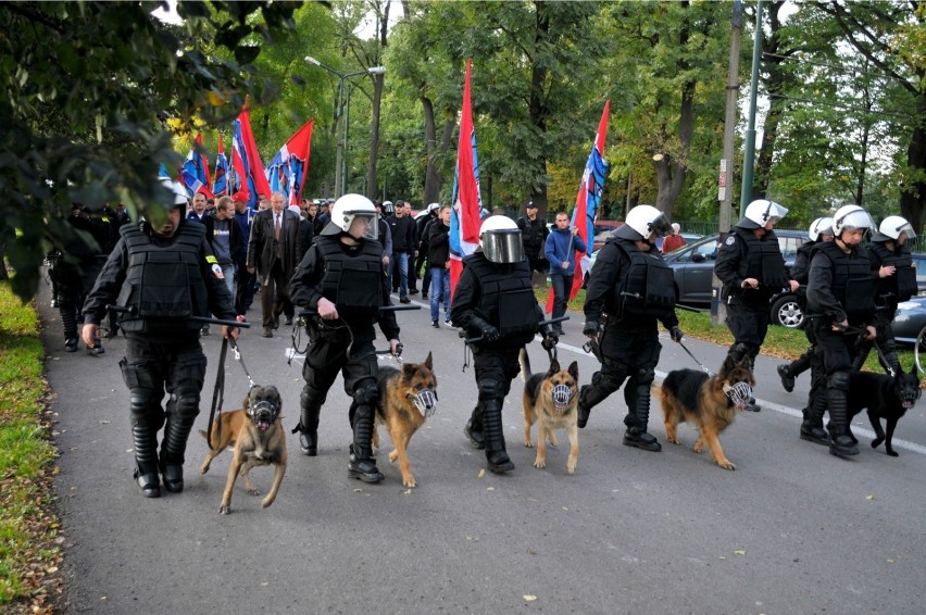 W Krakowie brakuje 140 policjantów. Nie każdy nadaje się do tej pracy