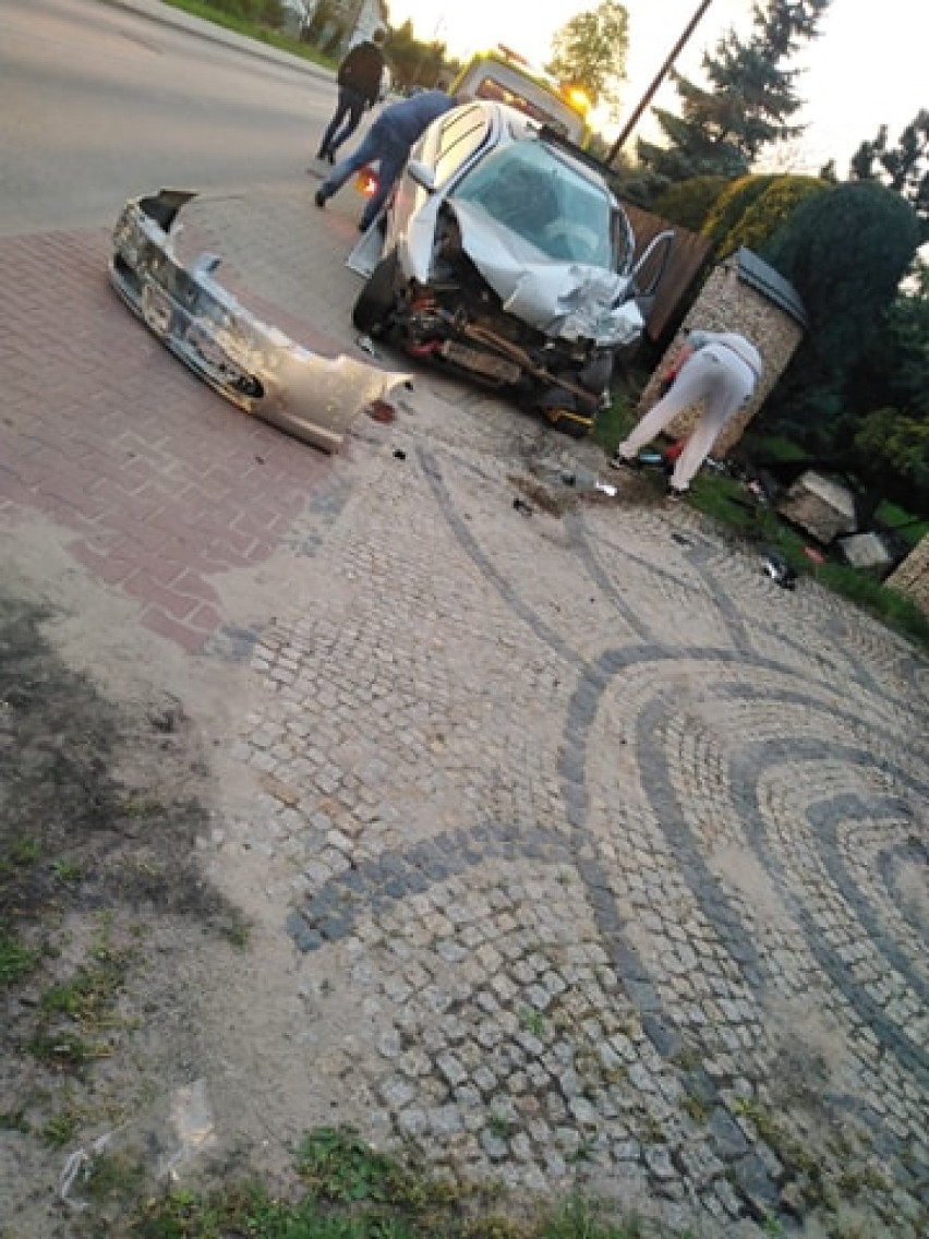 Wypadek w Dąbrowie Górniczej. Samochód wjechał w płot w Ząbkowicach. Za kierownicą młody kierowca