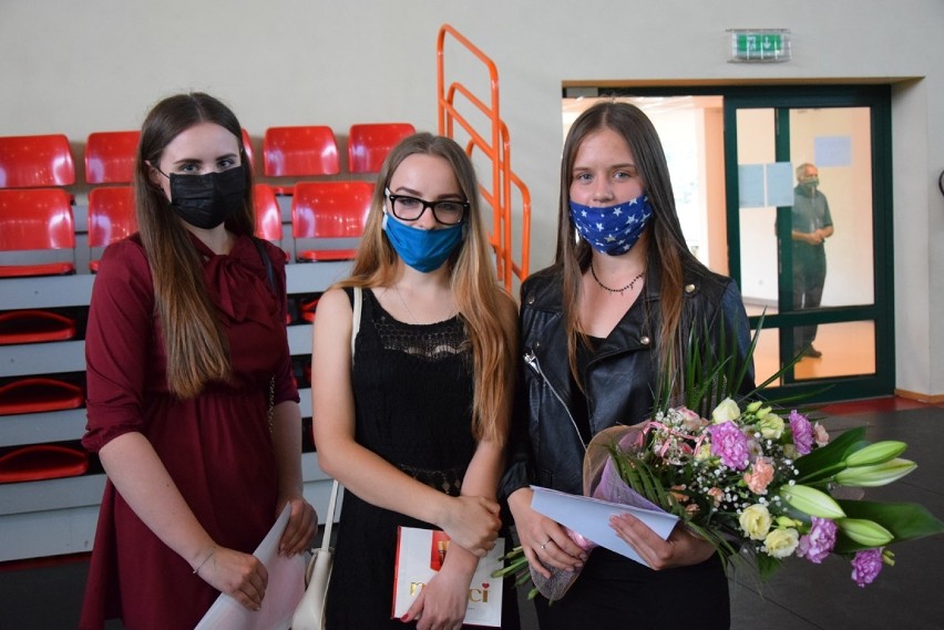 Zakończenie roku szkolnego 2019/2020 w Kraśniku. Uczniowie odebrali świadectwa. Zobacz zdjęcia