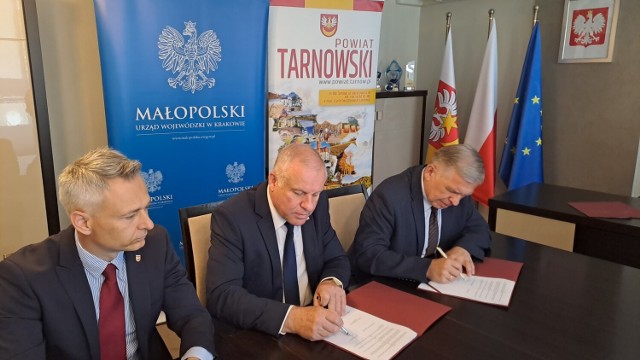 Umowę potwierdzającą przyznanie funduszy na badania geologiczne podpisali wicewojewoda małopolski Ryszard Pagacz i starosta tarnowski Roman Łucarz