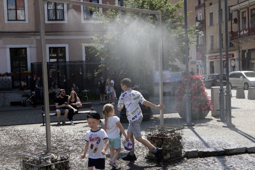 Zraszacze są wielką atrakcją dla najmłodszych, ale nie tylko...