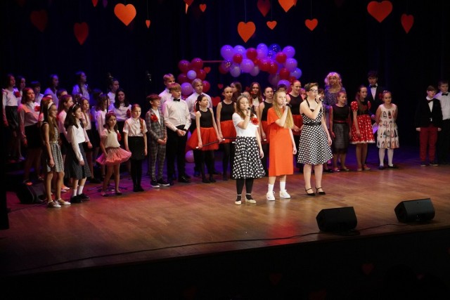 Walentynkowy koncert "To były piękne dni" Szkoły Podstawowej numer 5 w Jędrzejowie. Zobacz więcej na kolejnych slajdach
