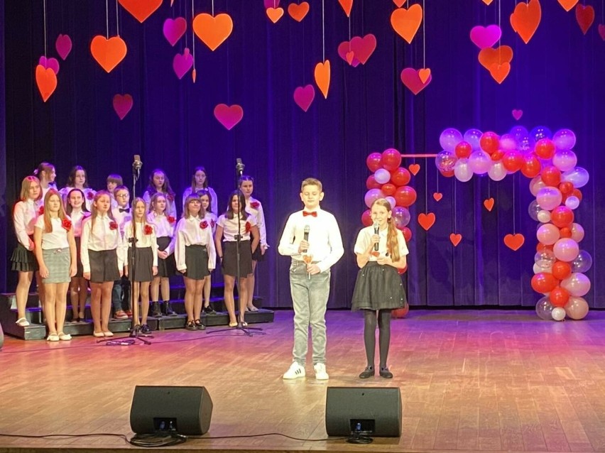 Walentynkowy koncert w Centrum Kultury w Jędrzejowie. Dzieci ze Szkoły Podstawowej numer 5 przeniosły widownię do lat 60-tych