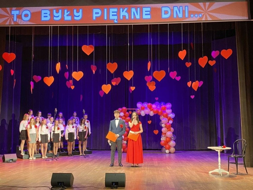 Walentynkowy koncert w Centrum Kultury w Jędrzejowie. Dzieci ze Szkoły Podstawowej numer 5 przeniosły widownię do lat 60-tych