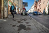 Tak wygląda brudny chodnik przy ul. Śniadeckich w Bydgoszczy: stary olej na nowym chodniku [zdjęcia]