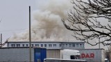 Pożar hali produkcyjnej na ul. Katowickiej w Ustroniu. Jest ofiara śmiertelna. Na miejscu trwa akcja straży pożarnej