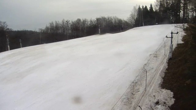 W Koszałkowie wciąż jest wiele śniegu - tak prezentuje się stok w piątek rano w oku kamerki internetowej