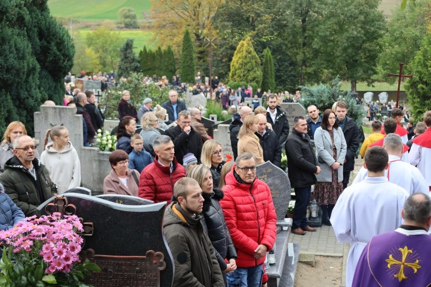 Procesja na cmentarzu w Strzyżewie Kościelnym. Wspominali zmarłych [FOTO]