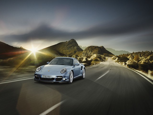 Moc, wydajność, dynamika jazdy to cechy Porsche 911 Turbo S. Fot. Porsche
