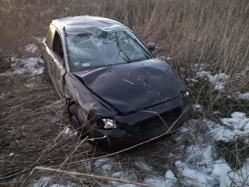 Samochód osobowy dachował na drodze wojewódzkiej 783 między Olkuszem a Wolbromiem