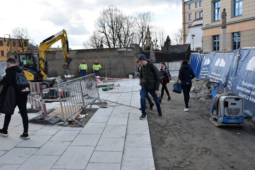 Około miesiąca temu na placu Kopernika pojawiło się osiem...