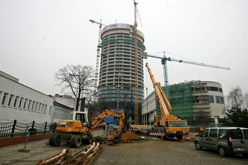 Na wieży Sky Tower montują szklaną fasadę (ZDJĘCIA)