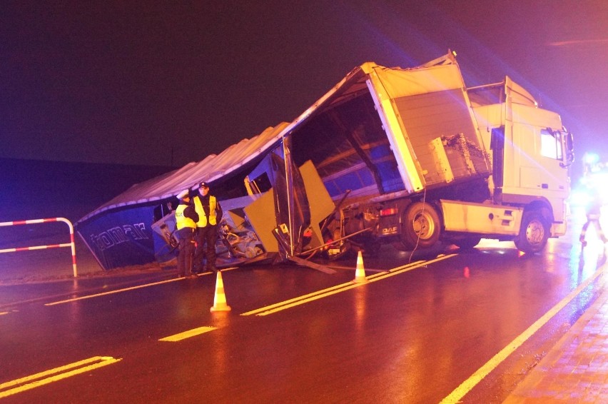 Ciężarówka blokowała ulicę Łódzką w Kaliszu [ZDJĘCIA, WIDEO]