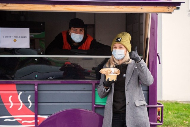 Foodtruck Libero wyruszył do dzielnic Katowic. Oferuje obiady za 5 zł. Codziennie na profilu Galerii Libero na Facebooku jest podawana informacja o miejscu, gdzie będzie stacjonował danego dnia.

Zobacz kolejne zdjęcia. Przesuwaj zdjęcia w prawo - naciśnij strzałkę lub przycisk NASTĘPNE