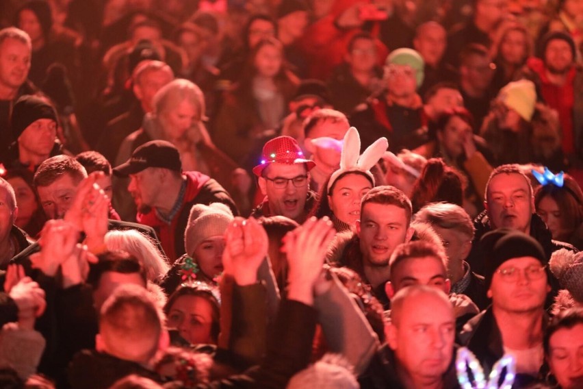 Sylwester z Polsatem w Parku Śląskim. Tysiące ludzi witało Nowy Rok na Sylwestrowej Mocy Przebojów w Chorzowie. Zobacz ZDJĘCIA!