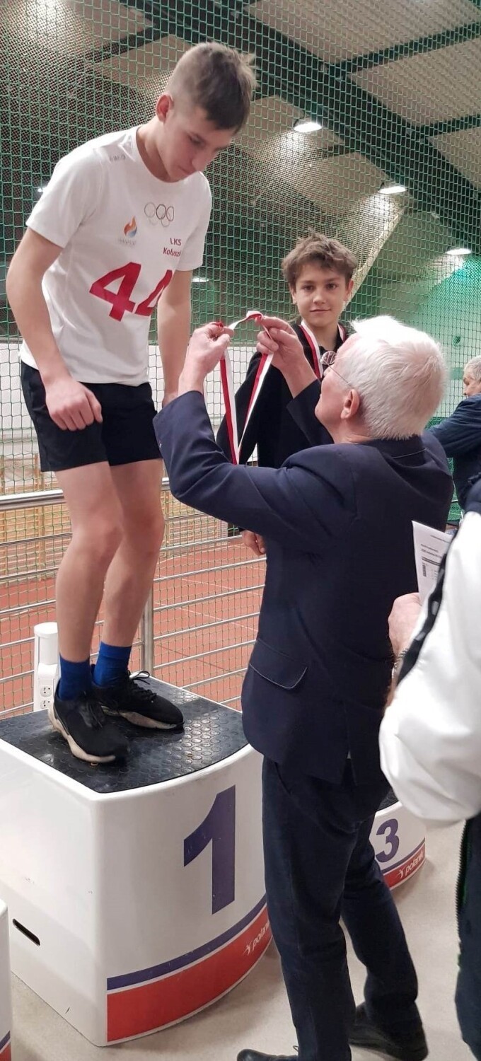 Dwa złote medale zawodników LKS Koluszki na Halowych Mistrzostwach Województwa Młodzików w Spale