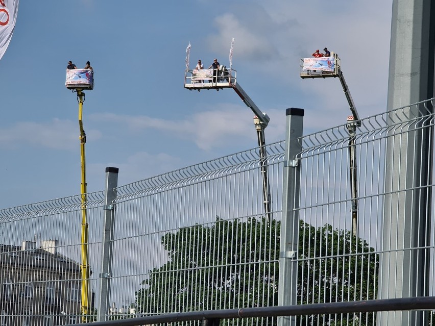 Motor Lublin - Moje Bermudy Stal Gorzów Wielkopolski. Sprytni kibice oglądali mecz żużlowców na podnośnikach