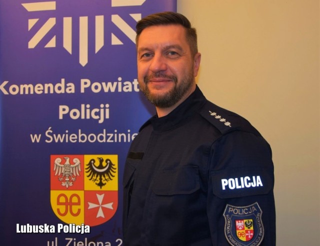 Naczelnik wydziału kryminalnego świebodzińskiej policji, będąc po służbie, zatrzymał 25-letniego pirata drogowego.