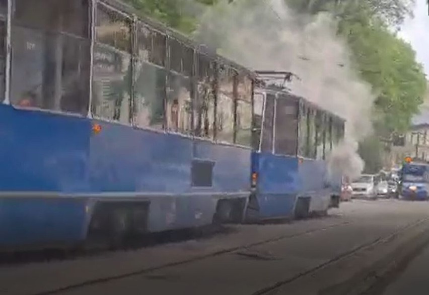Kłęby dymu i zamieszanie z tramwajem MPK w centrum Krakowa          