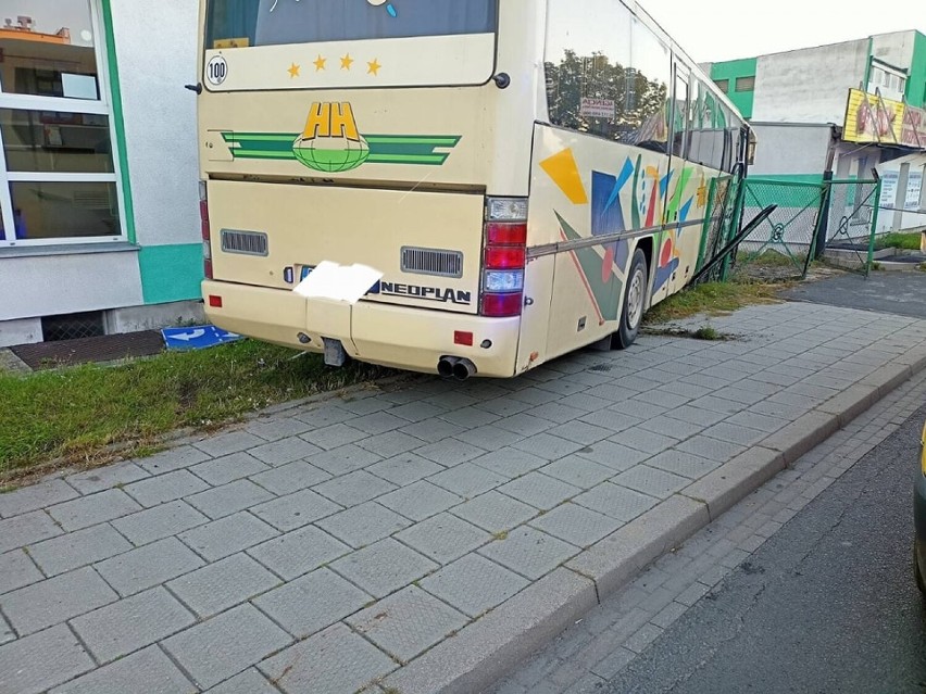 Gniezno. Autobus uderzył w budynek. Kierowca trafił do szpitala