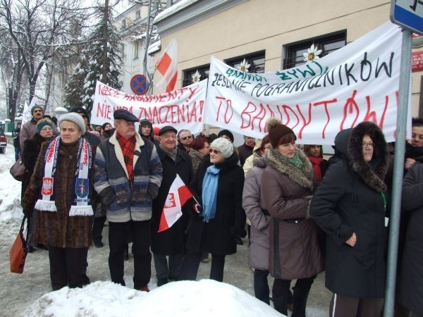 W poniedziałek przed siedzibą Karpackiego Oddziału Straży Granicznej odbyła się pikieta w obronie jednostki