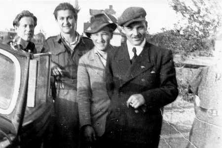 Kpt. Henryk Flame (pierwszy z prawej) ze swoimi żołnierzami tuż po ogłoszeniu amnestii. Zdjęcia z 1947 r.