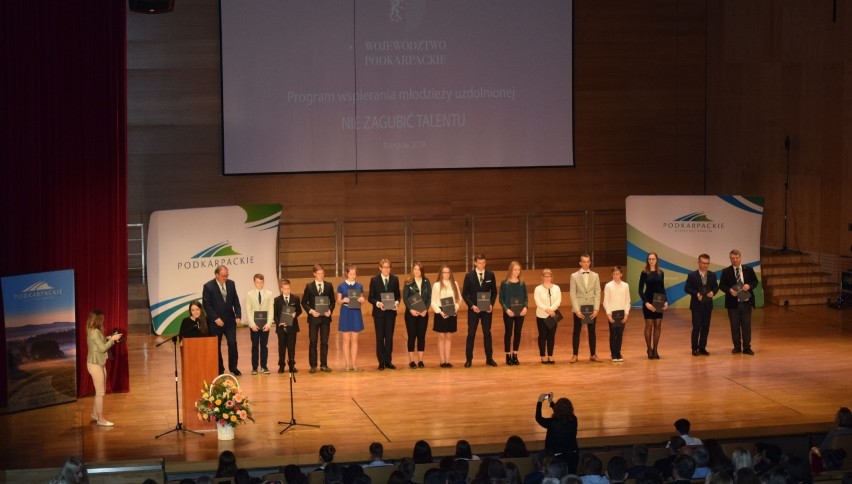 "Nie zagubić talentu" - nagrodzono ponad 200 najzdolniejszych uczniów z Podkarpacia