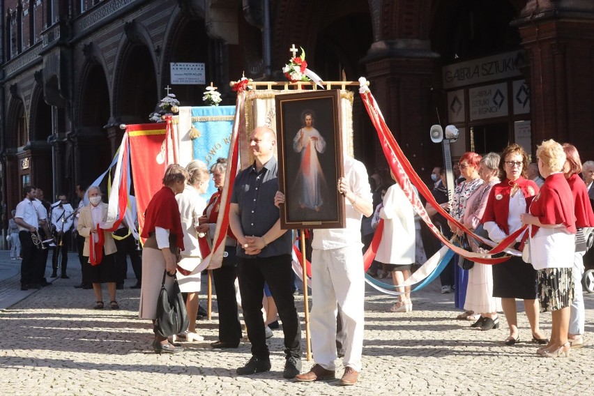 Biskup Zbigniew Kiernikowski poprowadził Procesję Bożego Ciała w Legnicy