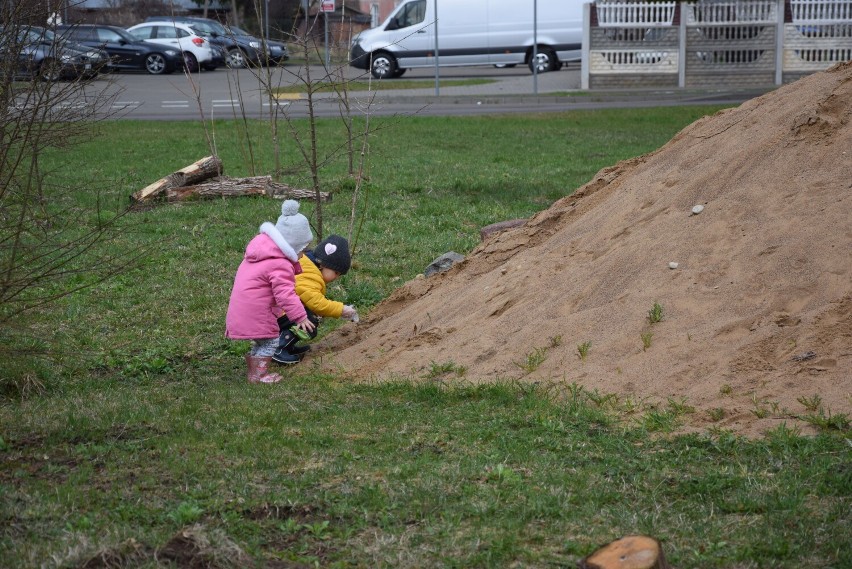 Suwałki. Patykami, kamieniami i w piasku - tak bawią się dzieci na ekologicznym placu zabaw