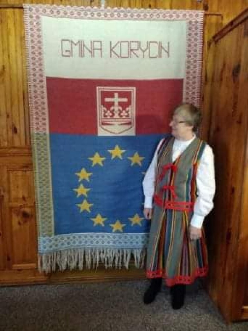 Wyjątkowa tkanina trafiła do urzędu. Ukazuje gminę Korycin i jej przywiązanie do Unii Europejskiej 