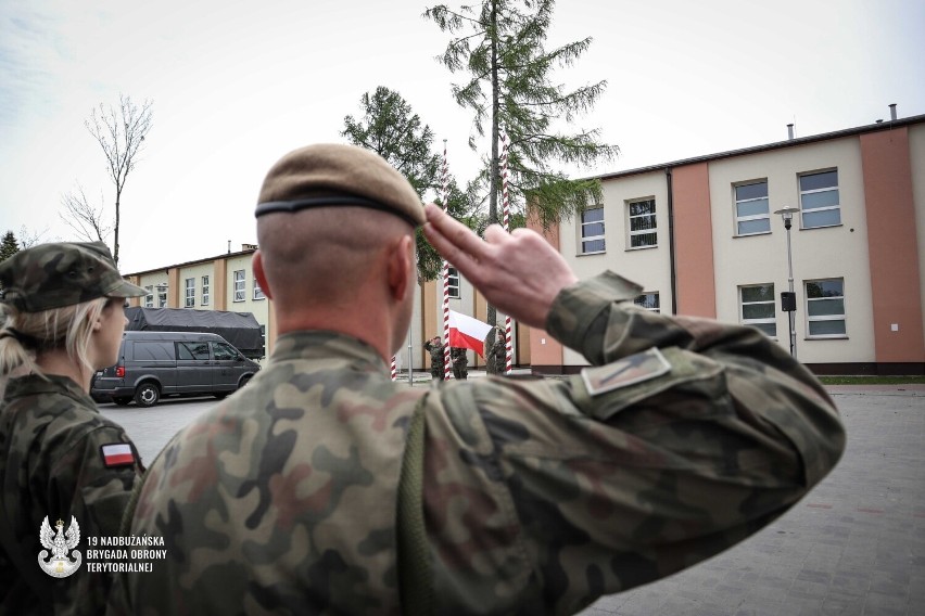 Żołnierze 19 NBOT otrzymali broń. Zobacz zdjęcia z uroczystości