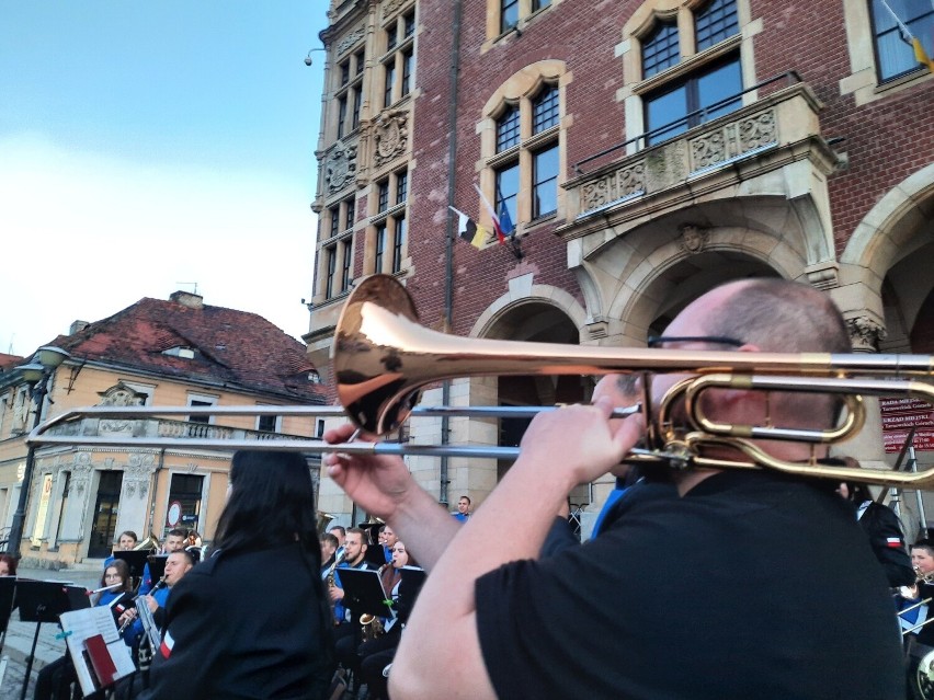 Zobacz kolejne zdjęcia. Przesuwaj zdjęcia w prawo - naciśnij...