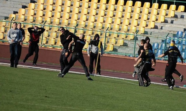 Dwunastu kibiców KKS Kalisz usłyszało zarzuty po zajściach, do których doszło podczas meczu KKS Kalisz - Elana Toruń. Na toruńskim stadionie doszło do bójki. Musiała interweniować policja.

CZYTAJ WIĘCEJ: Stadionowa bójka z udziałem kibiców KKS Kalisz. Policja stawia zarzuty