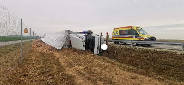 W Żołędowie pod Bydgoszczą doszło do wypadku. Przewróciła się ciężarówka