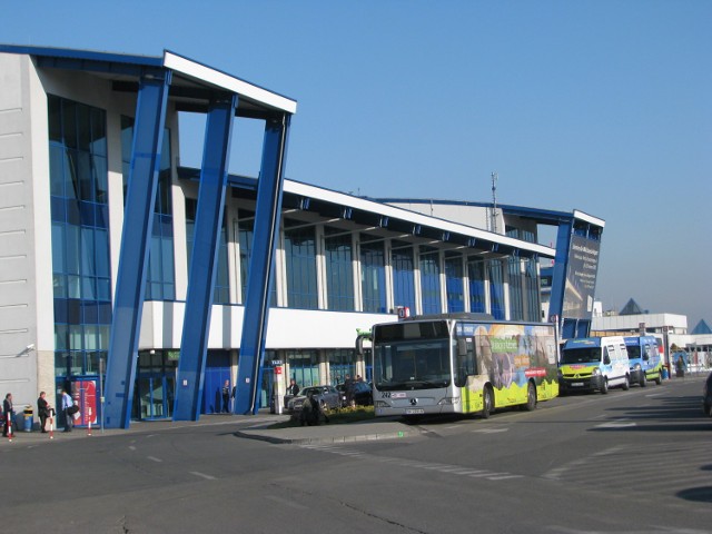 Terminal B w Pyrzowicach. Projektowanie linii kolejowej z Katowic do lotniska przez Piekary Śląskie trwa już od 2009 roku.