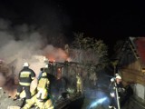 Pożar w Radziechowach. Płonął dom przy ul ul. Kopiec. Trudna akcja strażaków