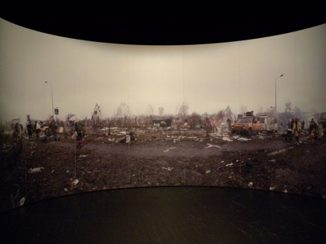 W swej panoramie fotograficznej artysta przedstawia świat po katastrofie...