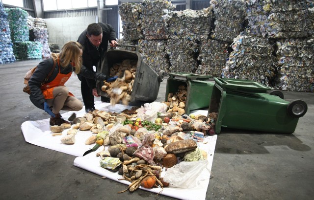 W ciągu trzech godzin pracownikom MPO udało się wyciągnąć ze śmieci ok. 150 kilogramów jedzenia