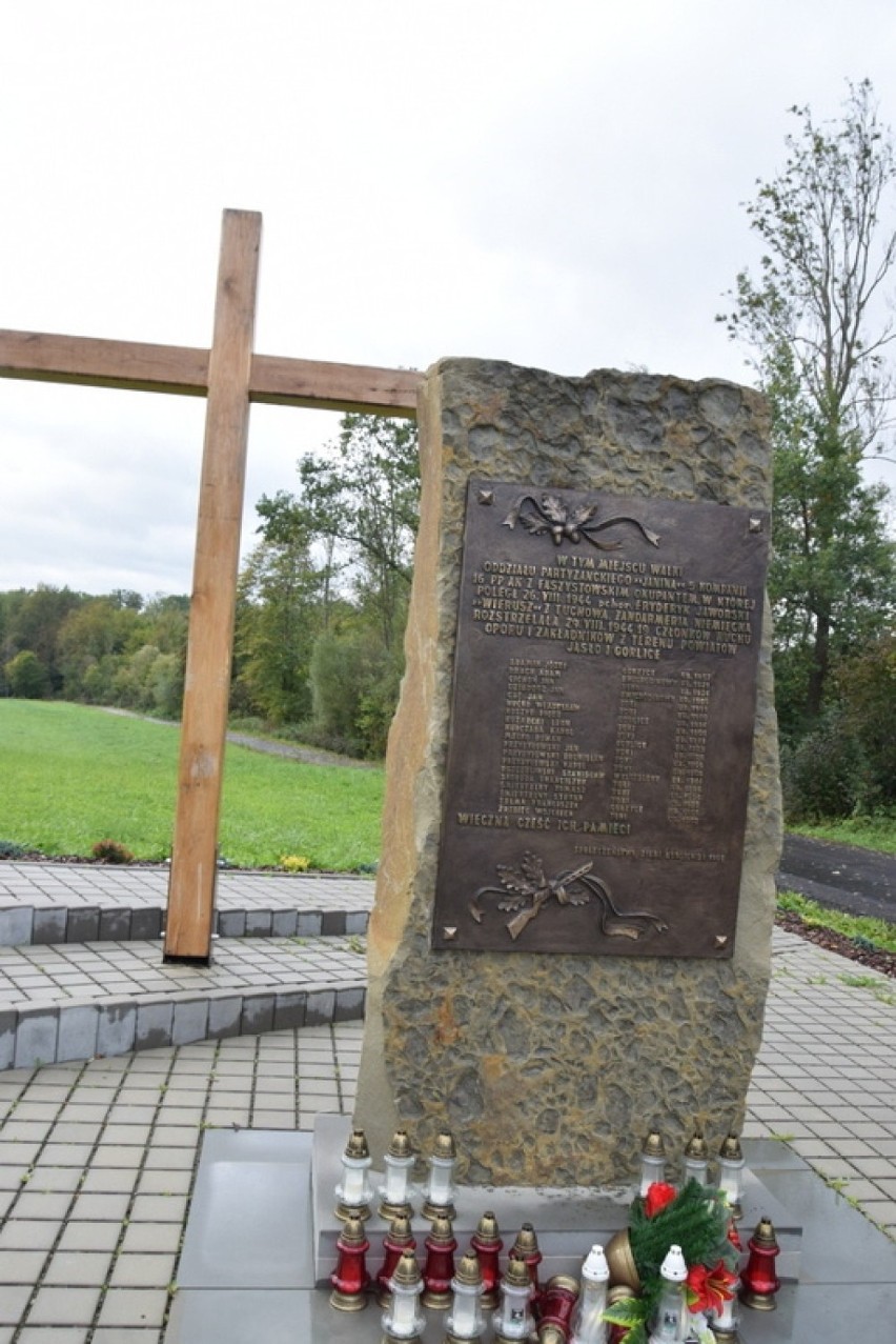 Nowy pomnik upamiętnia zamordowanych w Rzepienniku Suchym 
