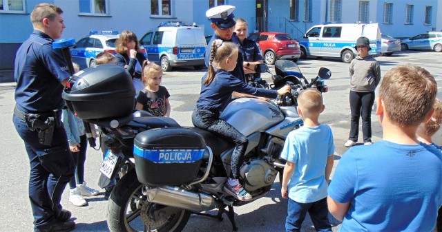 Dzień Dziecka był dla uczniów oświęcimskiej Szkoły Podstawowej nr 7 do zwiedzenia komendy powiatowej i poznania specyfiki pracy policji