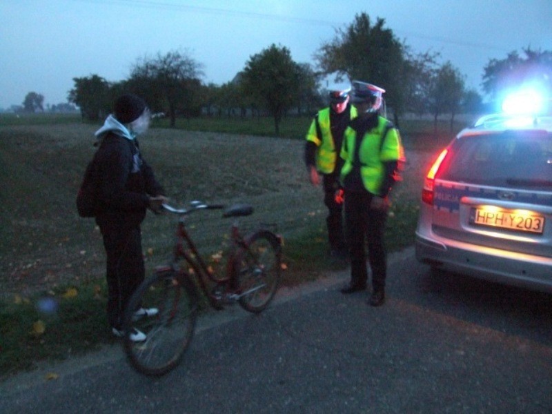 Odblaski dla pieszych i rowerzystów od płockiej policji