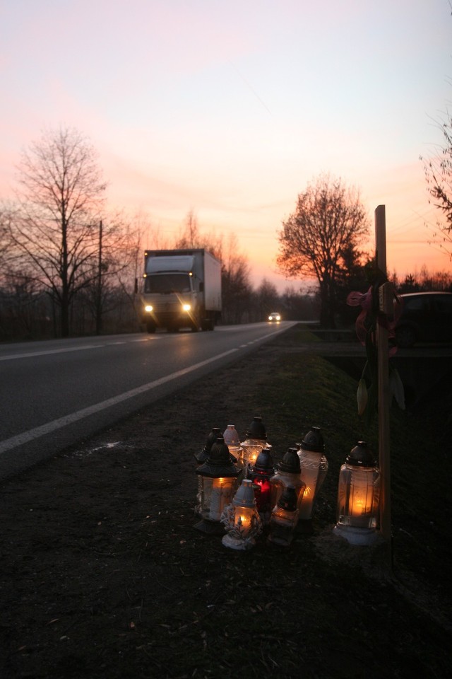 Śmiertelne potrącenie Angeliki w Jastrzębiu. Przy drodze, gdzie zginęła, postawiono krzyż