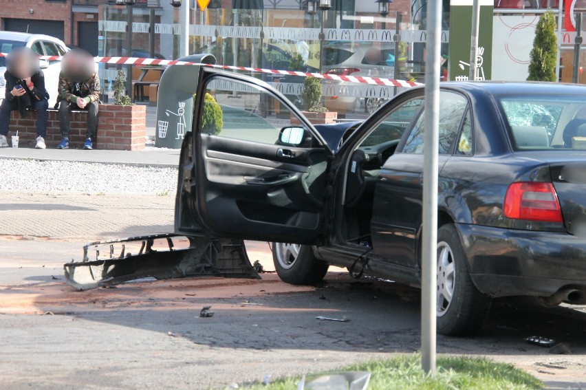 AKTUALIZACJA: Zderzenie dwóch samochodów w Krotoszynie. Kierowca Audi trafił do szpitala w Kaliszu [ZDJĘCIA]